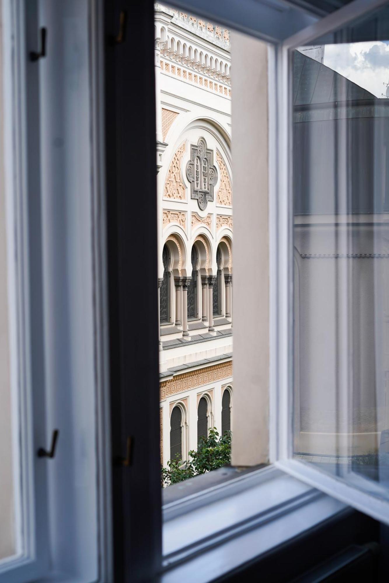 Apartment Dusni Superior Прага Екстериор снимка