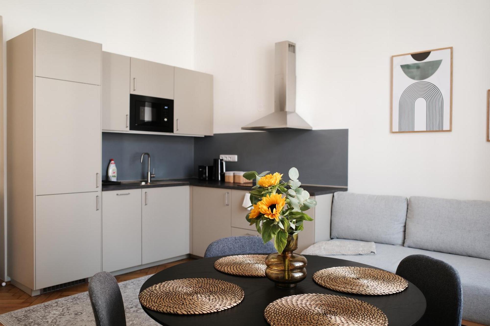 Apartment Dusni Superior Прага Екстериор снимка